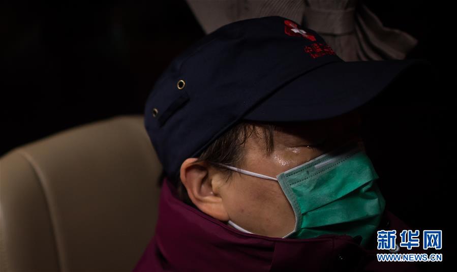 （新華全媒頭條&middot;習近平致敬的戰(zhàn)&ldquo;疫&rdquo;英雄&middot;武漢人民篇&middot;圖文互動）（11）壯哉，大武漢&mdash;&mdash;獻給英雄的武漢人民