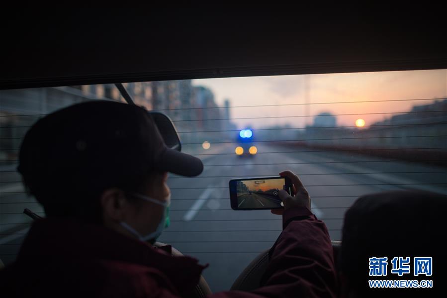 （新華全媒頭條&middot;習近平致敬的戰(zhàn)&ldquo;疫&rdquo;英雄&middot;武漢人民篇&middot;圖文互動）（12）壯哉，大武漢&mdash;&mdash;獻給英雄的武漢人民