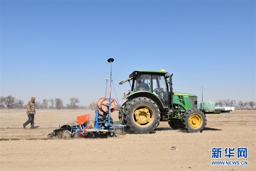 (抓好春耕備耕 穩(wěn)住農(nóng)業(yè)生產(chǎn)·圖文互動(dòng))(1)“智慧春耕”助力新疆春播
