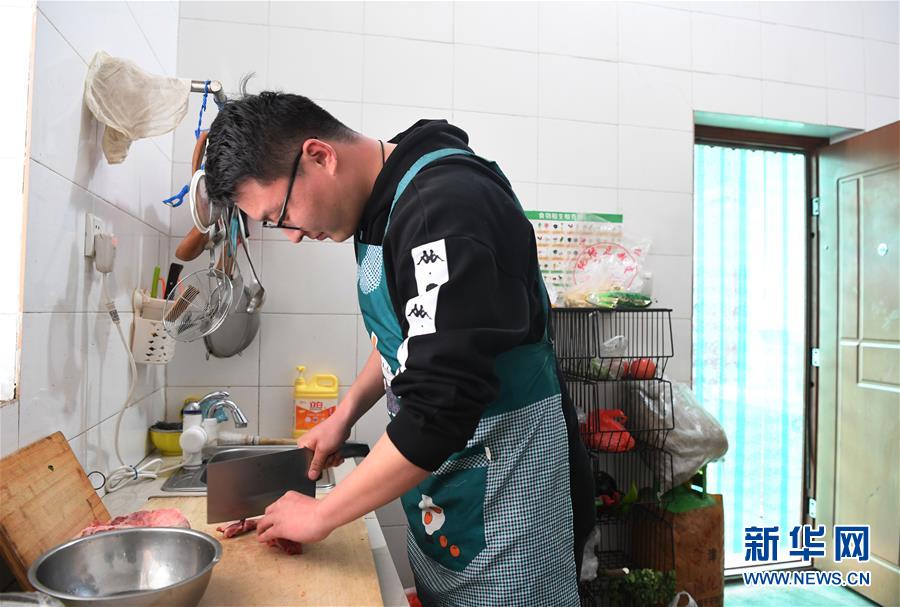 （一線抗疫群英譜&middot;圖文互動）（4）&ldquo;再年輕，也要學(xué)做頂梁柱&rdquo;&mdash;&mdash;記&ldquo;95后&rdquo;干警李文超