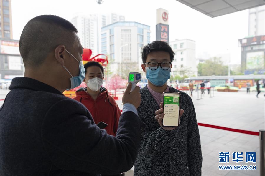 （在習(xí)近平新時代中國特色社會主義思想指引下&mdash;&mdash;新時代新作為新篇章&middot;習(xí)近平總書記關(guān)切事&middot;圖文互動）（6）讓城市更聰明　讓經(jīng)濟更智慧&mdash;&mdash;各地加快形成數(shù)字新動能促經(jīng)濟社會行穩(wěn)致遠(yuǎn)