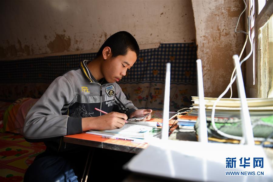 （在習(xí)近平新時代中國特色社會主義思想指引下&mdash;&mdash;新時代新作為新篇章&middot;習(xí)近平總書記關(guān)切事&middot;圖文互動）（7）讓城市更聰明　讓經(jīng)濟更智慧&mdash;&mdash;各地加快形成數(shù)字新動能促經(jīng)濟社會行穩(wěn)致遠(yuǎn)