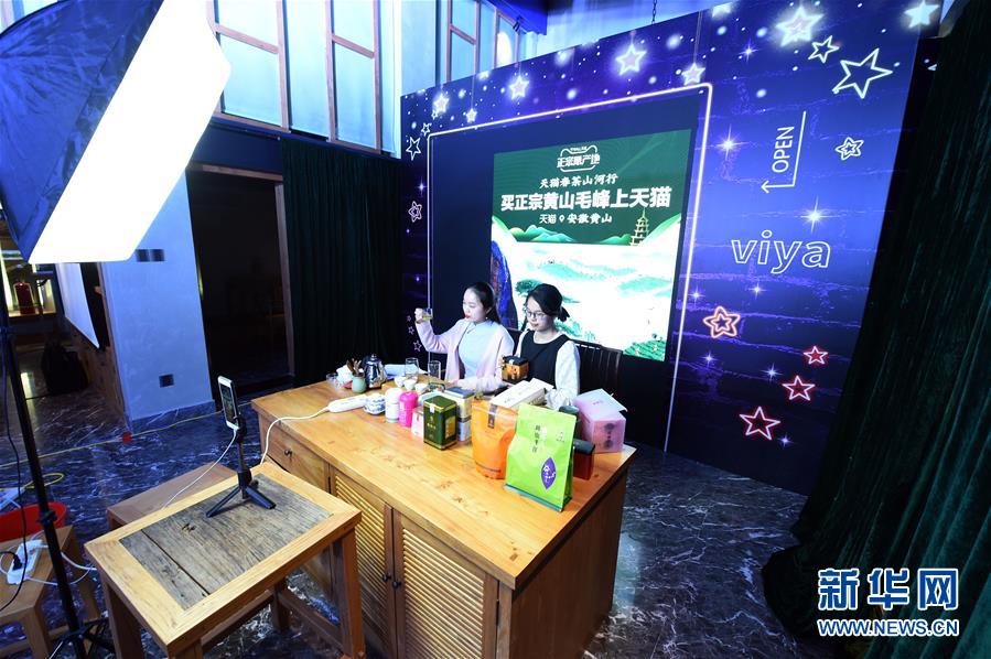 （在習(xí)近平新時代中國特色社會主義思想指引下&mdash;&mdash;新時代新作為新篇章&middot;習(xí)近平總書記關(guān)切事&middot;圖文互動）（11）讓城市更聰明　讓經(jīng)濟更智慧&mdash;&mdash;各地加快形成數(shù)字新動能促經(jīng)濟社會行穩(wěn)致遠(yuǎn)