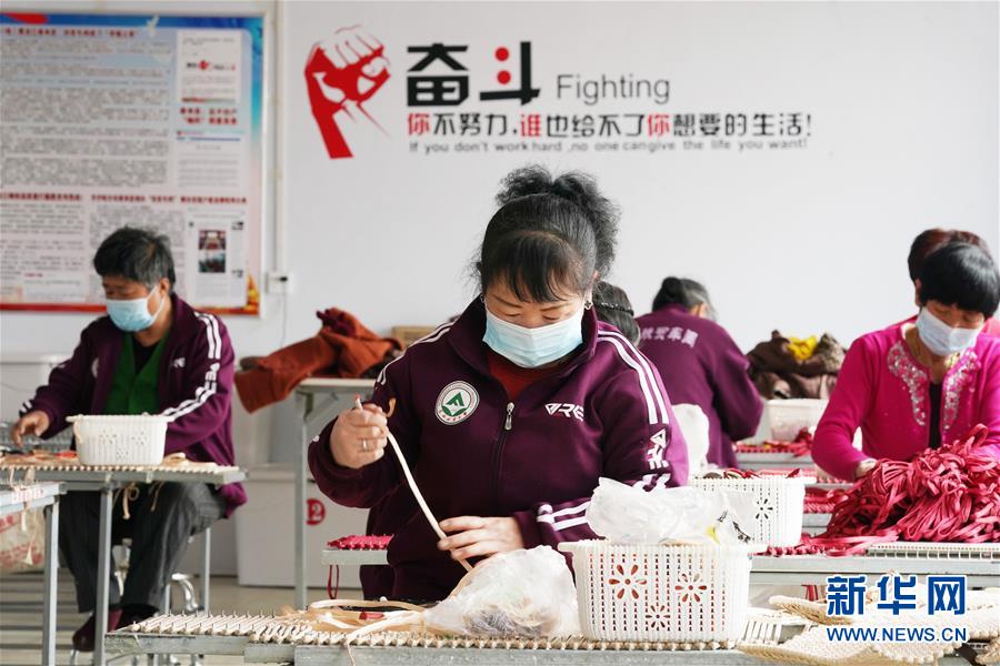 (在習(xí)近平新時(shí)代中國(guó)特色社會(huì)主義思想指引下——新時(shí)代新作為新篇章·習(xí)近平總書記關(guān)切事·圖文互動(dòng))(6)讓貧困勞動(dòng)力端穩(wěn)就業(yè)的“飯碗”——各地就業(yè)扶貧不松勁鞏固脫貧成果