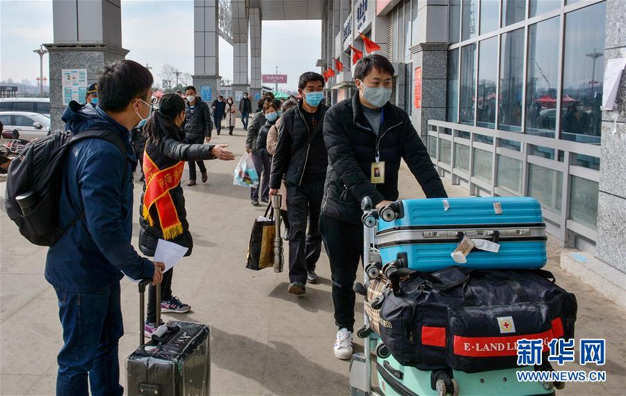 (在習(xí)近平新時(shí)代中國(guó)特色社會(huì)主義思想指引下——新時(shí)代新作為新篇章·習(xí)近平總書記關(guān)切事·圖文互動(dòng))(3)讓貧困勞動(dòng)力端穩(wěn)就業(yè)的“飯碗”——各地就業(yè)扶貧不松勁鞏固脫貧成果