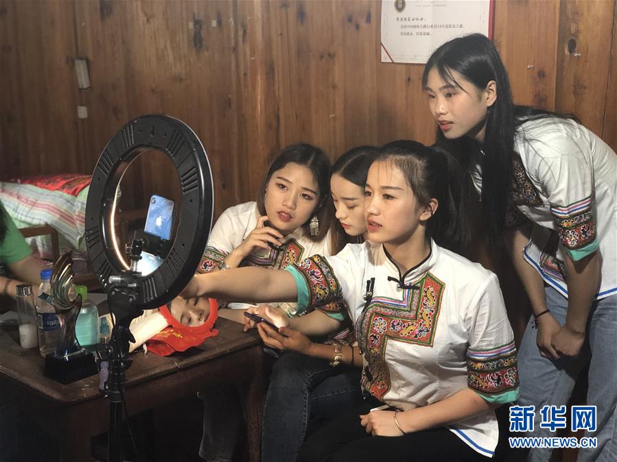 （決戰(zhàn)決勝脫貧攻堅(jiān)&middot;圖文互動）（5）田野&ldquo;變奏&rdquo;讓薄土&ldquo;生金&rdquo;&mdash;&mdash;貴州農(nóng)村產(chǎn)業(yè)革命助推脫貧攻堅(jiān)見聞