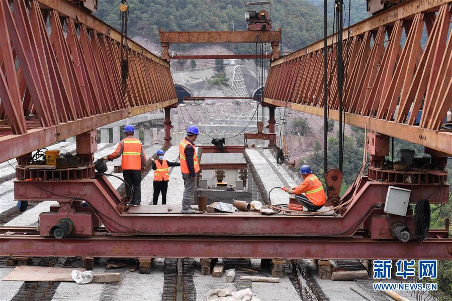 (經(jīng)濟)(6)昆楚高速公路岔河特大橋架梁忙