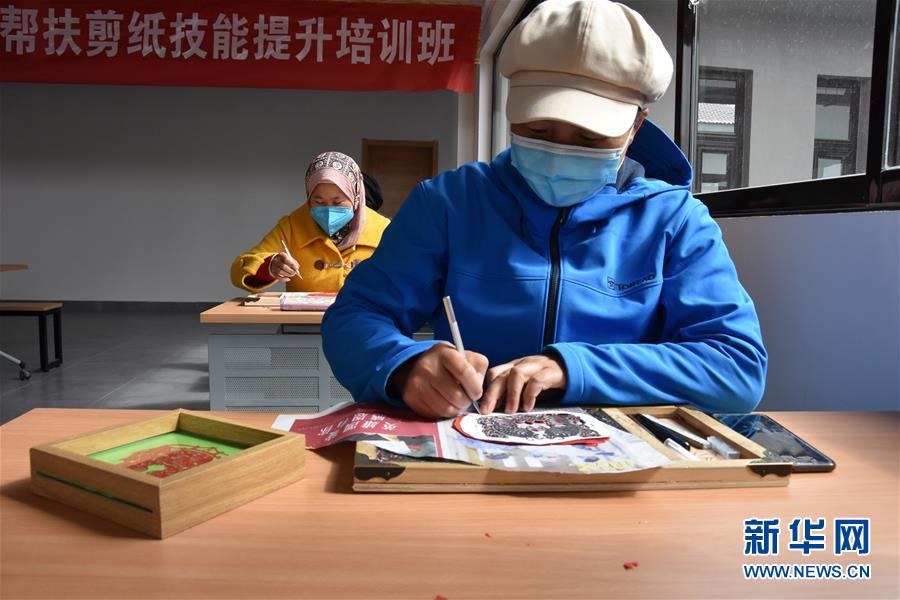 (決戰(zhàn)決勝脫貧攻堅·圖文互動)從“灶臺”到“非遺”舞臺——寧夏海原縣農(nóng)村婦女雙手拓開致富路