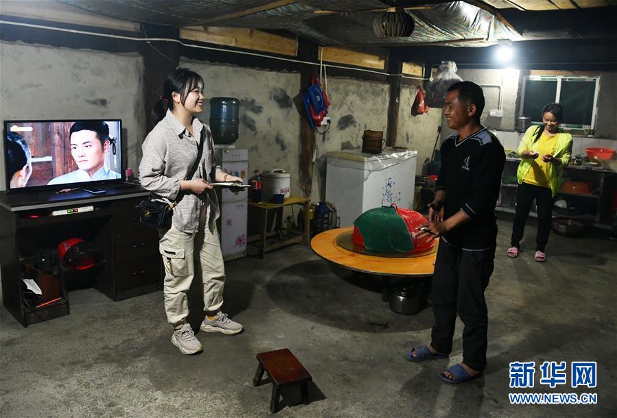 (決戰(zhàn)決勝脫貧攻堅(jiān)·圖文互動(dòng))(3)月亮山女孩與她的“扶貧網(wǎng)格”