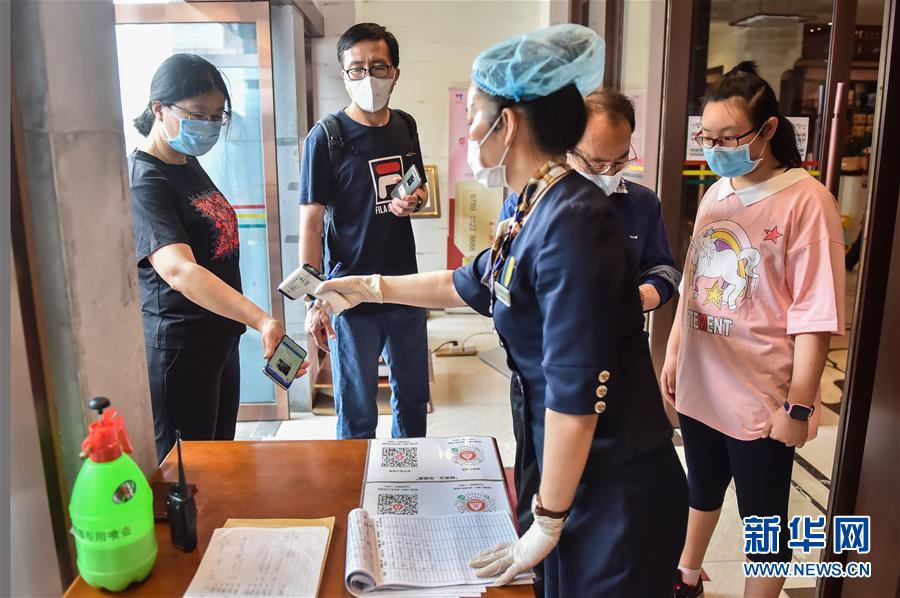 （圖文互動）（1）北京節(jié)日市場復(fù)工忙、人氣旺