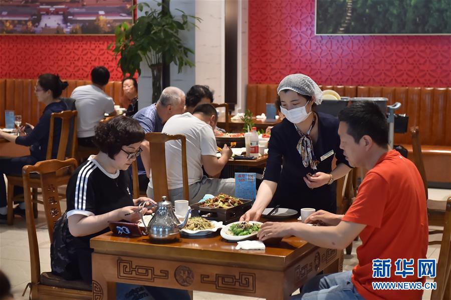 （圖文互動）（3）北京節(jié)日市場復(fù)工忙、人氣旺