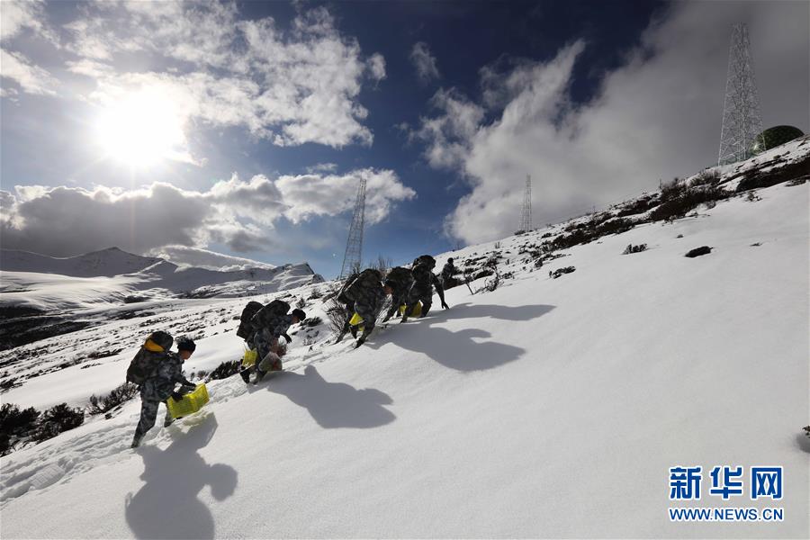 （圖文互動(dòng)）（1）特寫：山再高，也要把給養(yǎng)送上去！