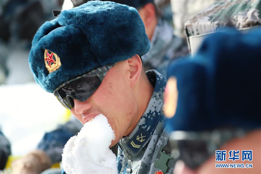 （圖文互動(dòng)）（3）特寫：山再高，也要把給養(yǎng)送上去！