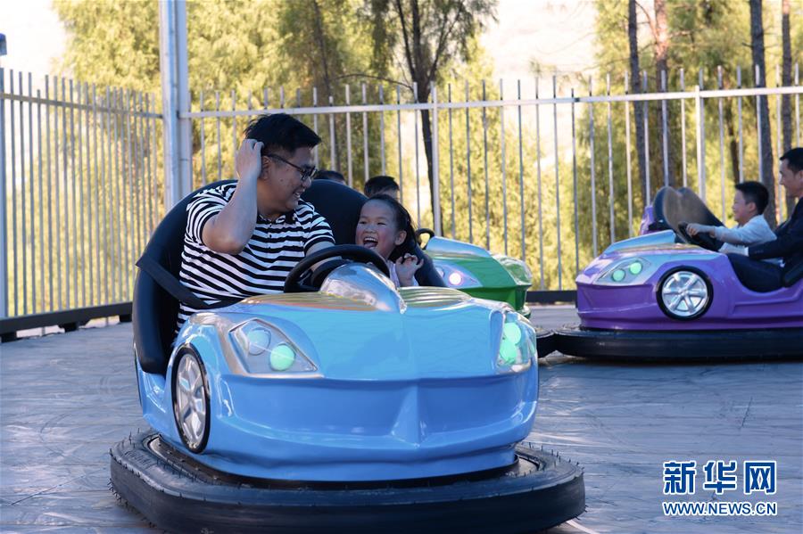 (決戰(zhàn)決勝脫貧攻堅·圖文互動)(3)理發(fā)師“修剪”鄉(xiāng)村游一團亂麻