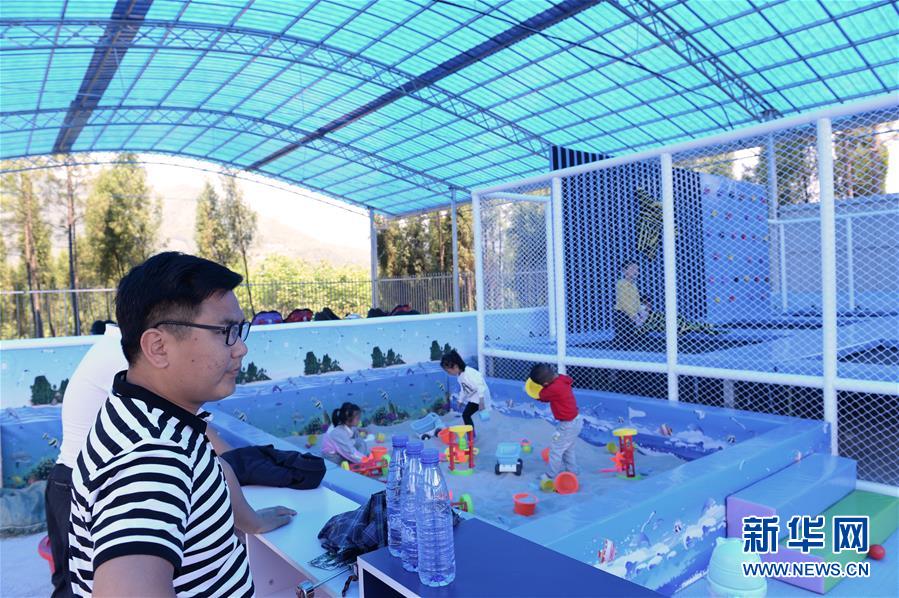 (決戰(zhàn)決勝脫貧攻堅·圖文互動)(4)理發(fā)師“修剪”鄉(xiāng)村游一團亂麻