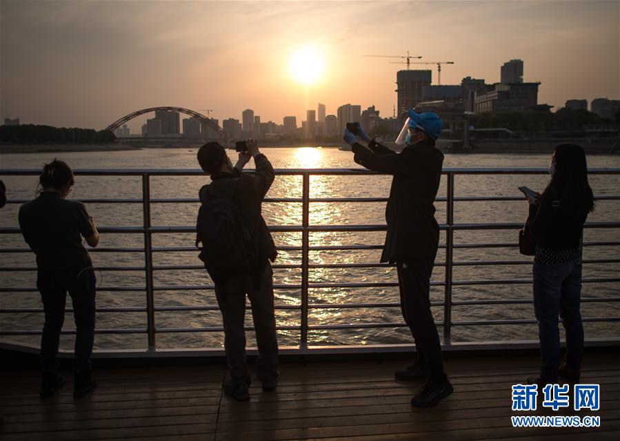 （在習(xí)近平新時(shí)代中國特色社會(huì)主義思想指引下&mdash;&mdash;新時(shí)代新作為新篇章&middot;習(xí)近平總書記關(guān)切事&middot;圖文互動(dòng)）（9）疫情防控不減壓　復(fù)工復(fù)產(chǎn)正加速&mdash;&mdash;武漢&ldquo;解封&rdquo;滿月觀察