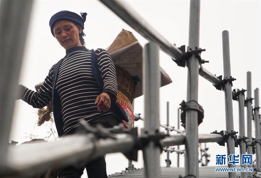 （熱點(diǎn)鮮報(bào)&middot;圖文互動(dòng)）（3）出懸崖記&mdash;&mdash;四川涼山&ldquo;懸崖村&rdquo;貧困群眾走下&ldquo;天梯&rdquo;搬新居