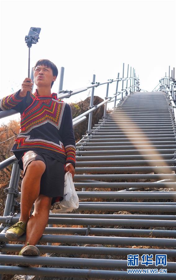 （熱點(diǎn)鮮報(bào)&middot;圖文互動(dòng)）（2）出懸崖記&mdash;&mdash;四川涼山&ldquo;懸崖村&rdquo;貧困群眾走下&ldquo;天梯&rdquo;搬新居