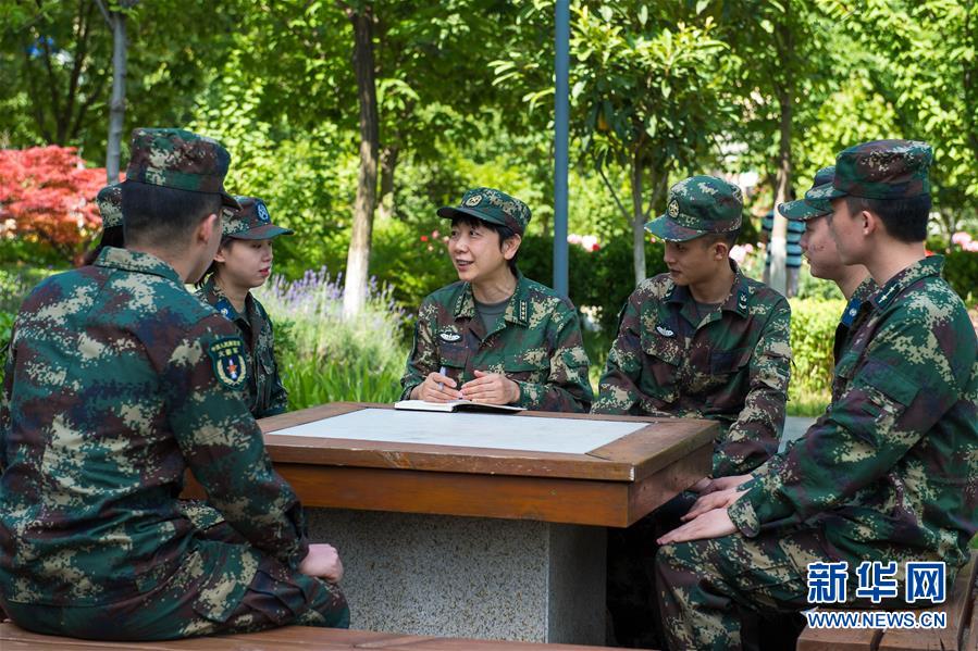 （代表委員履職&middot;圖文互動）全國政協(xié)委員王雪梅：讓更多年輕人了解部隊(duì) 熱愛軍旅文化