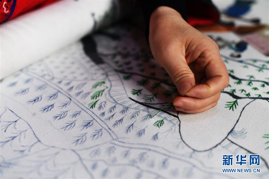 （兩會(huì)人物&middot;圖文互動(dòng)）（2）帶娃、賺錢(qián)兩不誤&mdash;&mdash;一位農(nóng)民工代表眼中的脫貧新工作