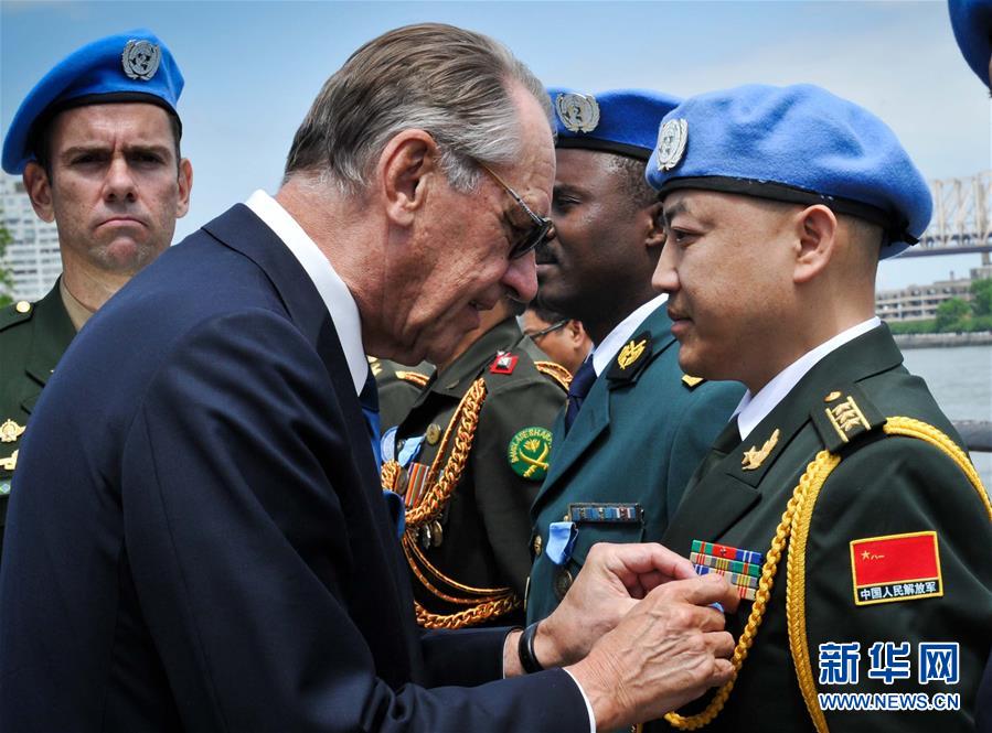 (新華全媒頭條·圖文互動(dòng))(16)崢嶸歲月30年 中國(guó)藍(lán)盔衛(wèi)和平