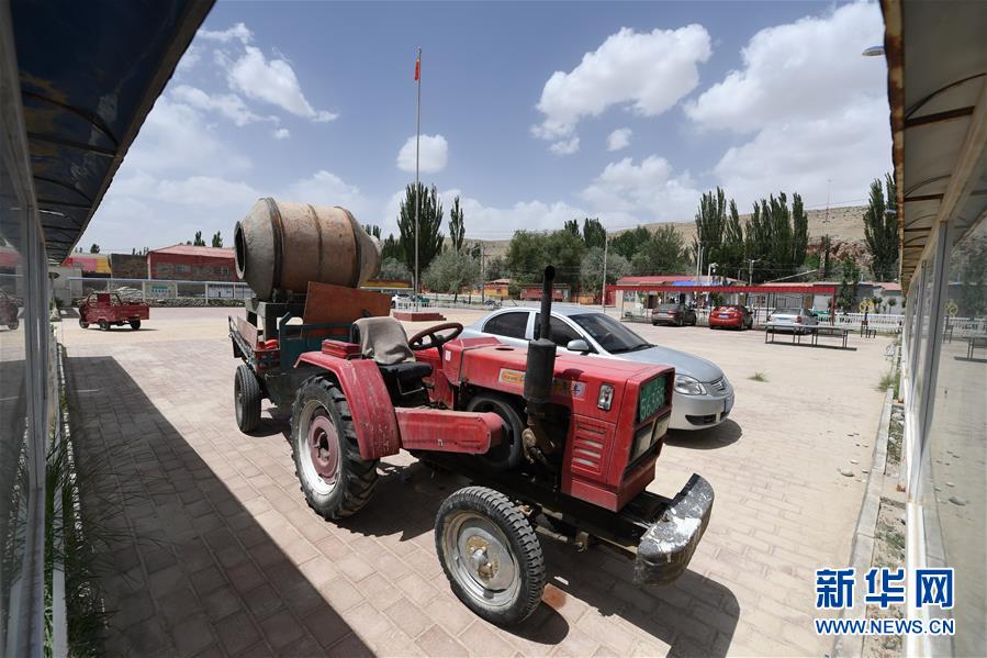 (決戰(zhàn)決勝脫貧攻堅(jiān)·聚焦三區(qū)三州·圖文互動)(4)昆侖山村建起停車場