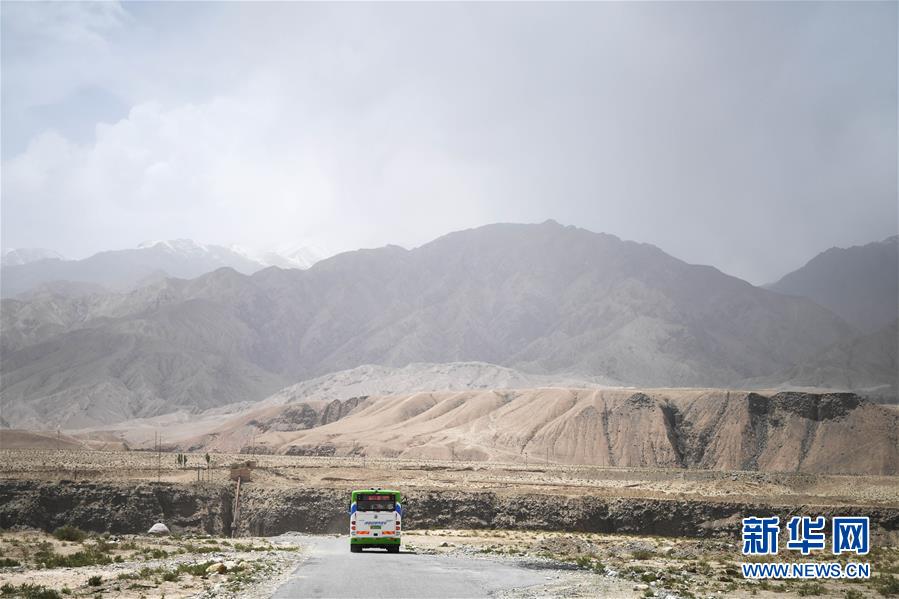 (決戰(zhàn)決勝脫貧攻堅(jiān)·聚焦三區(qū)三州·圖文互動)(2)昆侖山村建起停車場