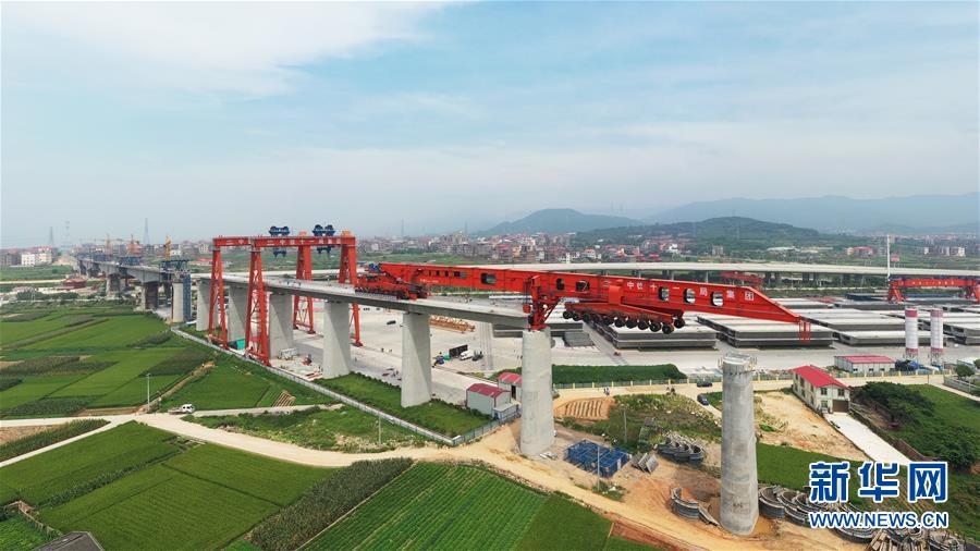 (圖文互動(dòng))(2)我國(guó)首臺(tái)1000噸級(jí)高鐵箱梁運(yùn)架一體機(jī)投入使用