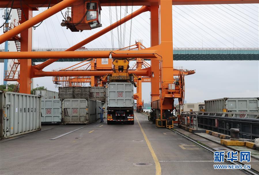 （新華全媒頭條&middot;圖文互動）（11）演繹新時尚 答好治理卷&mdash;&mdash;上海實施垃圾分類效果追蹤