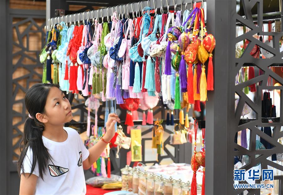 (新華全媒頭條·圖文互動(dòng))(4)線上線下消費(fèi)升溫 文旅活動(dòng)邁上“云端”——端午假期透視我國(guó)經(jīng)濟(jì)高質(zhì)量發(fā)展新動(dòng)力