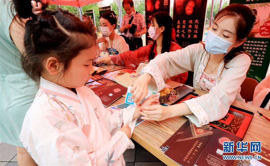 (新華全媒頭條·圖文互動(dòng))(7)線上線下消費(fèi)升溫 文旅活動(dòng)邁上“云端”——端午假期透視我國(guó)經(jīng)濟(jì)高質(zhì)量發(fā)展新動(dòng)力