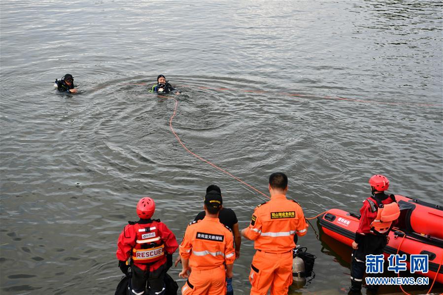 (社會(huì))(3)貴州安順公交車墜入虹山湖水庫致21人死亡15人受傷