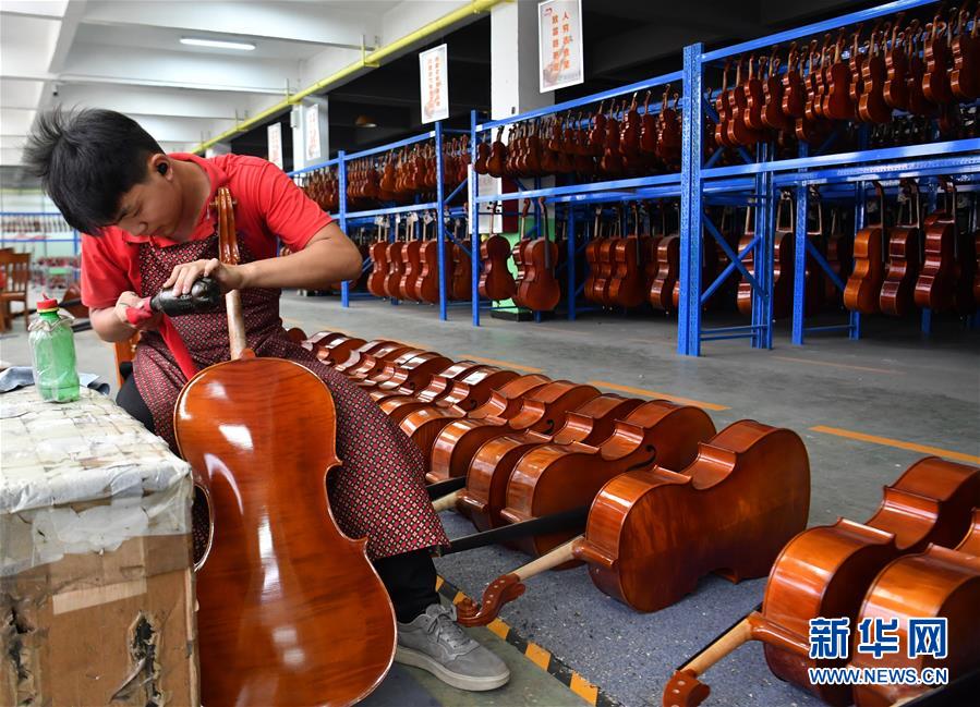 （走向我們的小康生活&middot;圖文互動(dòng)）（1）放下鋤頭，卻撥動(dòng)命運(yùn)的琴弦