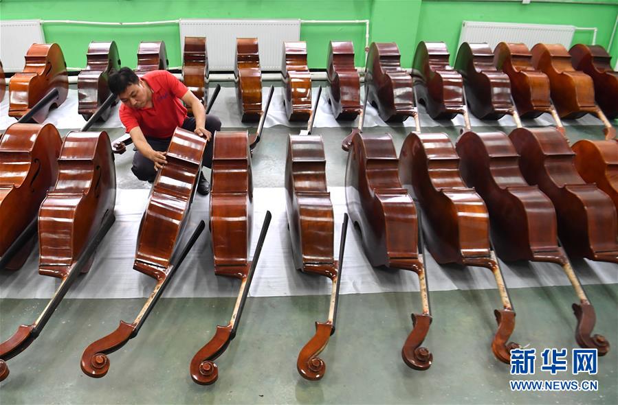 （走向我們的小康生活&middot;圖文互動(dòng)）（2）放下鋤頭，卻撥動(dòng)命運(yùn)的琴弦