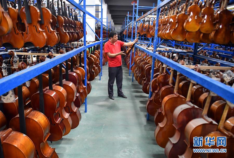 （走向我們的小康生活&middot;圖文互動(dòng)）（3）放下鋤頭，卻撥動(dòng)命運(yùn)的琴弦