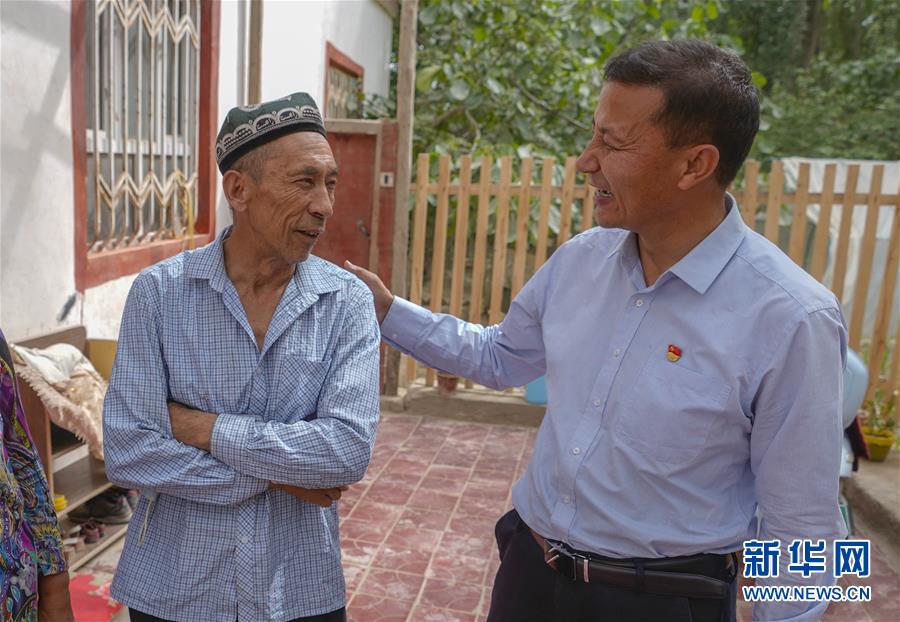 (決戰(zhàn)決勝脫貧攻堅·圖文互動)(5)“掃”出脫貧路:南疆深貧村巧變“創(chuàng)業(yè)村”