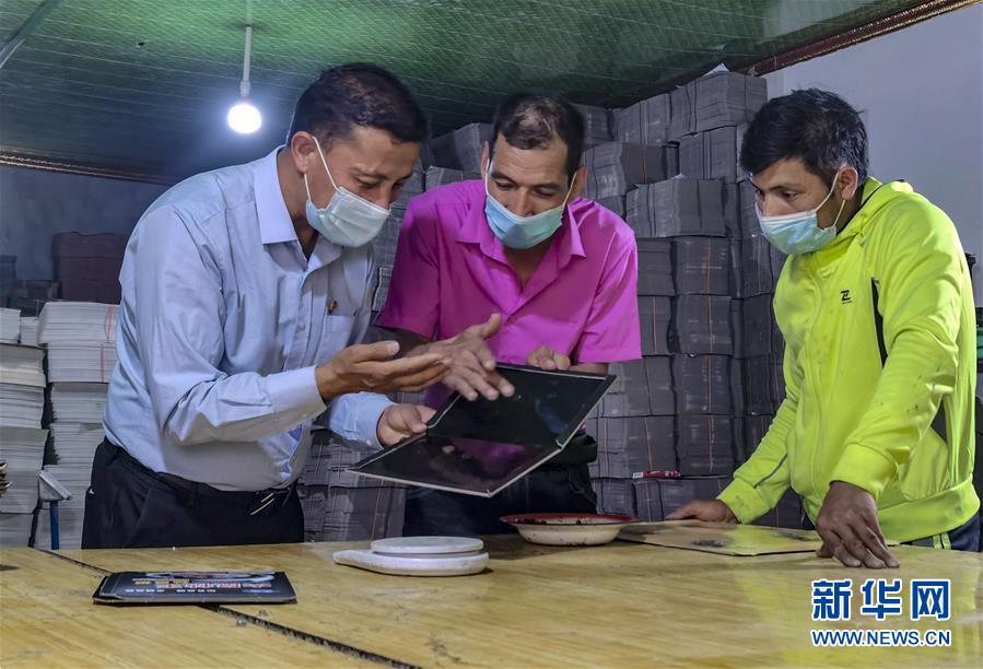 (決戰(zhàn)決勝脫貧攻堅·圖文互動)(7)“掃”出脫貧路:南疆深貧村巧變“創(chuàng)業(yè)村”