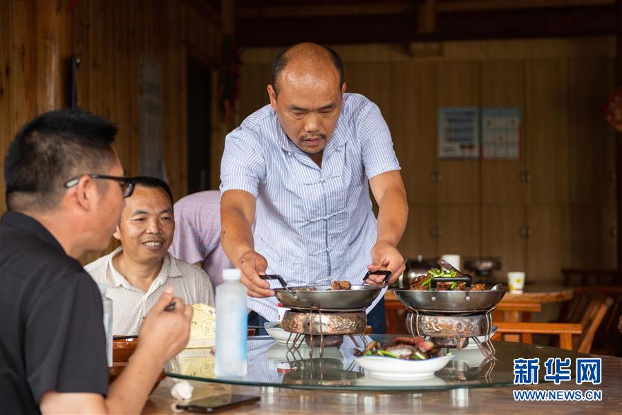 （新華全媒頭條&middot;走向我們的小康生活&middot;圖文互動(dòng)）（9）那山，那人，那苗寨&mdash;&mdash;十八洞村三代人的奮斗史