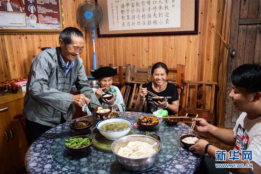 （新華全媒頭條&middot;走向我們的小康生活&middot;圖文互動(dòng)）（2）那山，那人，那苗寨&mdash;&mdash;十八洞村三代人的奮斗史