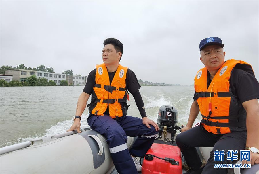 (防汛抗洪·一線人物·圖文互動(dòng))(2)萬家燈火明 壩上有神兵——安徽宿松長江大堤上的“守護(hù)者聯(lián)盟”群像