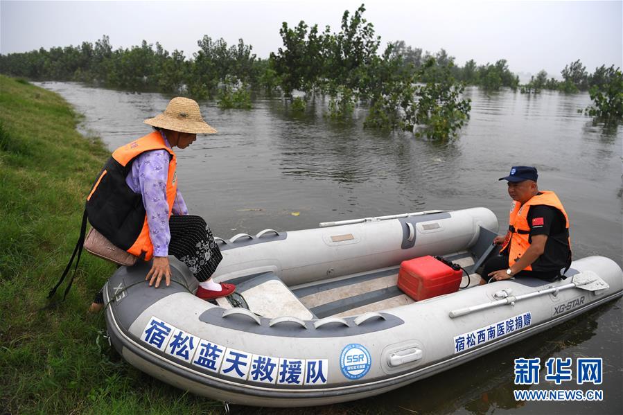 (防汛抗洪·一線人物·圖文互動(dòng))(3)萬家燈火明 壩上有神兵——安徽宿松長江大堤上的“守護(hù)者聯(lián)盟”群像