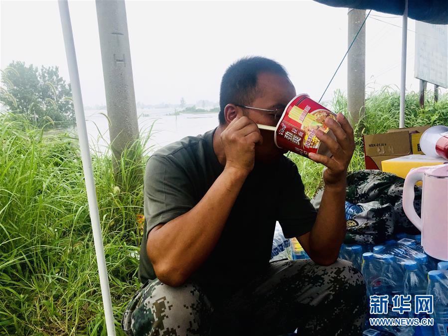 (防汛抗洪·一線人物·圖文互動(dòng))(1)萬家燈火明 壩上有神兵——安徽宿松長江大堤上的“守護(hù)者聯(lián)盟”群像