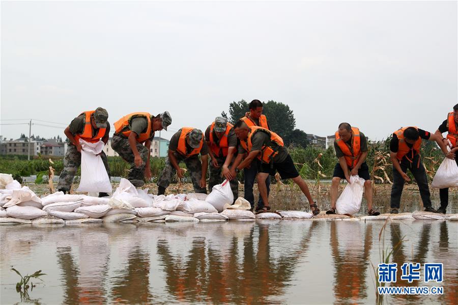 （圖文互動(dòng)）（1）五十勇士戰(zhàn)江洲&mdash;&mdash;陸軍第71集團(tuán)軍某旅工兵連黨員突擊隊(duì)九江搶險(xiǎn)記事