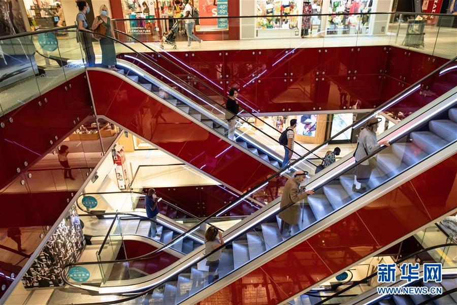 (國(guó)際疫情)(6)法國(guó)開(kāi)始執(zhí)行封閉公共場(chǎng)所強(qiáng)制戴口罩法令