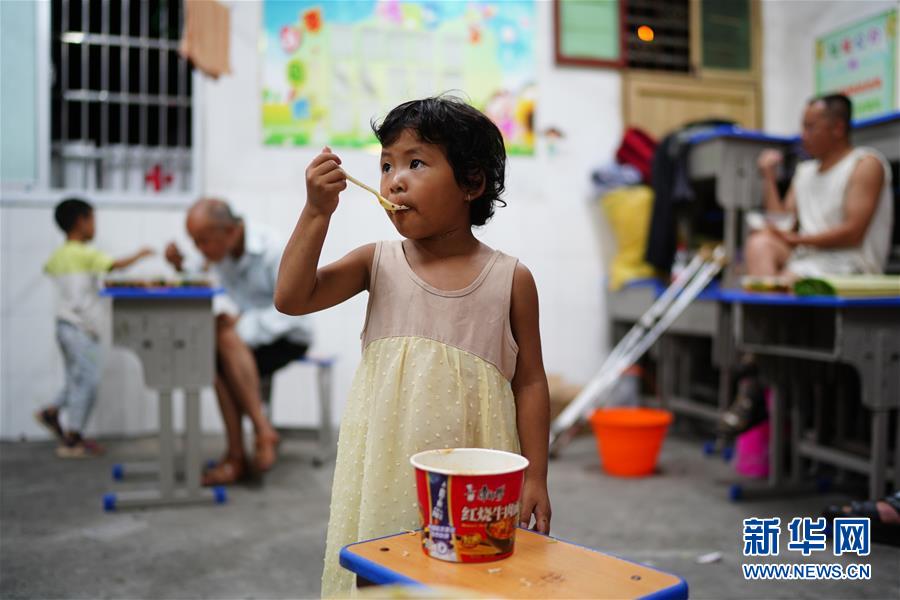 (在習近平新時代中國特色社會主義思想指引下——新時代新作為新篇章·習近平總書記關切事·圖文互動)(1)遮風雨 送安穩(wěn)——受災群眾轉移安置中的暖心故事