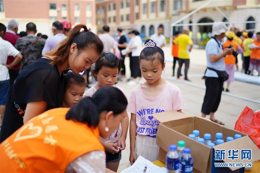 (在習近平新時代中國特色社會主義思想指引下——新時代新作為新篇章·習近平總書記關切事·圖文互動)(7)遮風雨 送安穩(wěn)——受災群眾轉移安置中的暖心故事