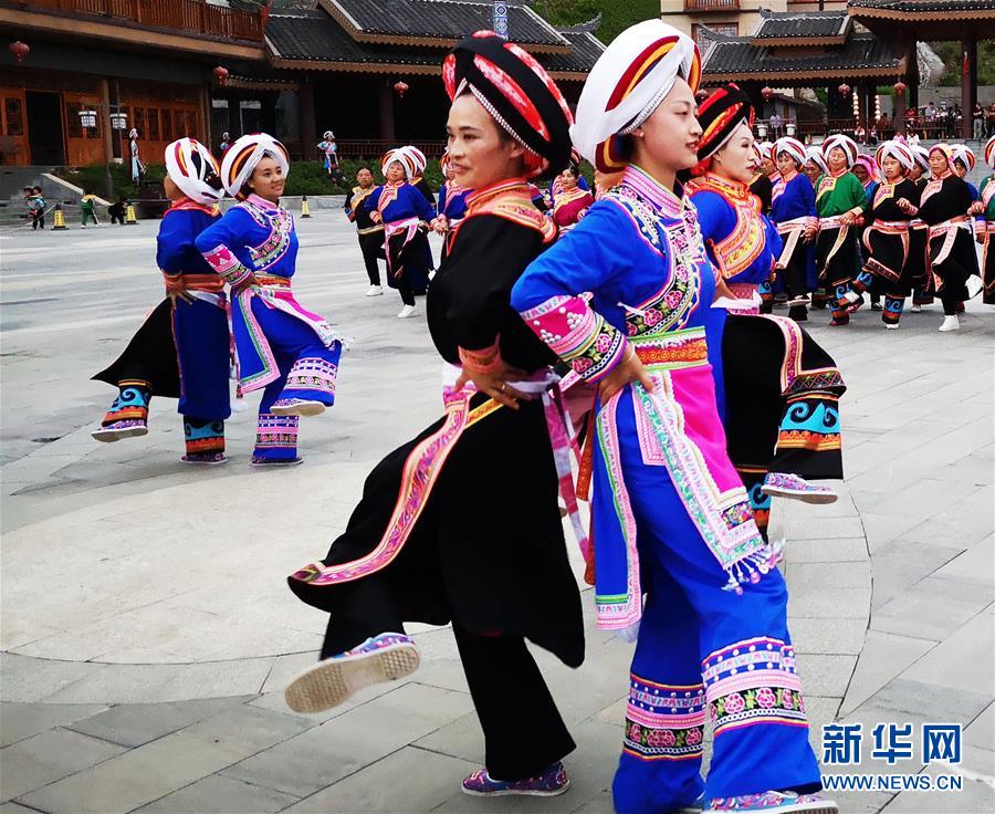 (新華全媒頭條·走向我們的小康生活·圖文互動(dòng))(6)三幅“圖鑒”說(shuō)變遷——貴州“穿越時(shí)空”的脫貧印記