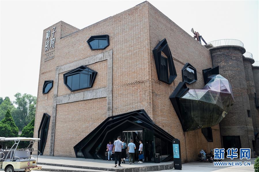 (新華全媒頭條·走向我們的小康生活·圖文互動(dòng))(8)我們村里的年輕人——賈家莊追求美好生活的“動(dòng)力源泉”