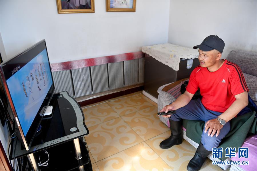（走向我們的小康生活&middot;圖文互動(dòng)）（3）草原有了網(wǎng)，手機(jī)能放羊&mdash;&mdash;看呼倫貝爾大草原牧民生活變了樣 