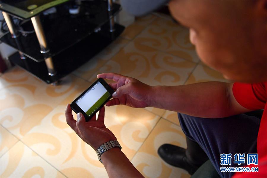 （走向我們的小康生活&middot;圖文互動(dòng)）（4）草原有了網(wǎng)，手機(jī)能放羊&mdash;&mdash;看呼倫貝爾大草原牧民生活變了樣 